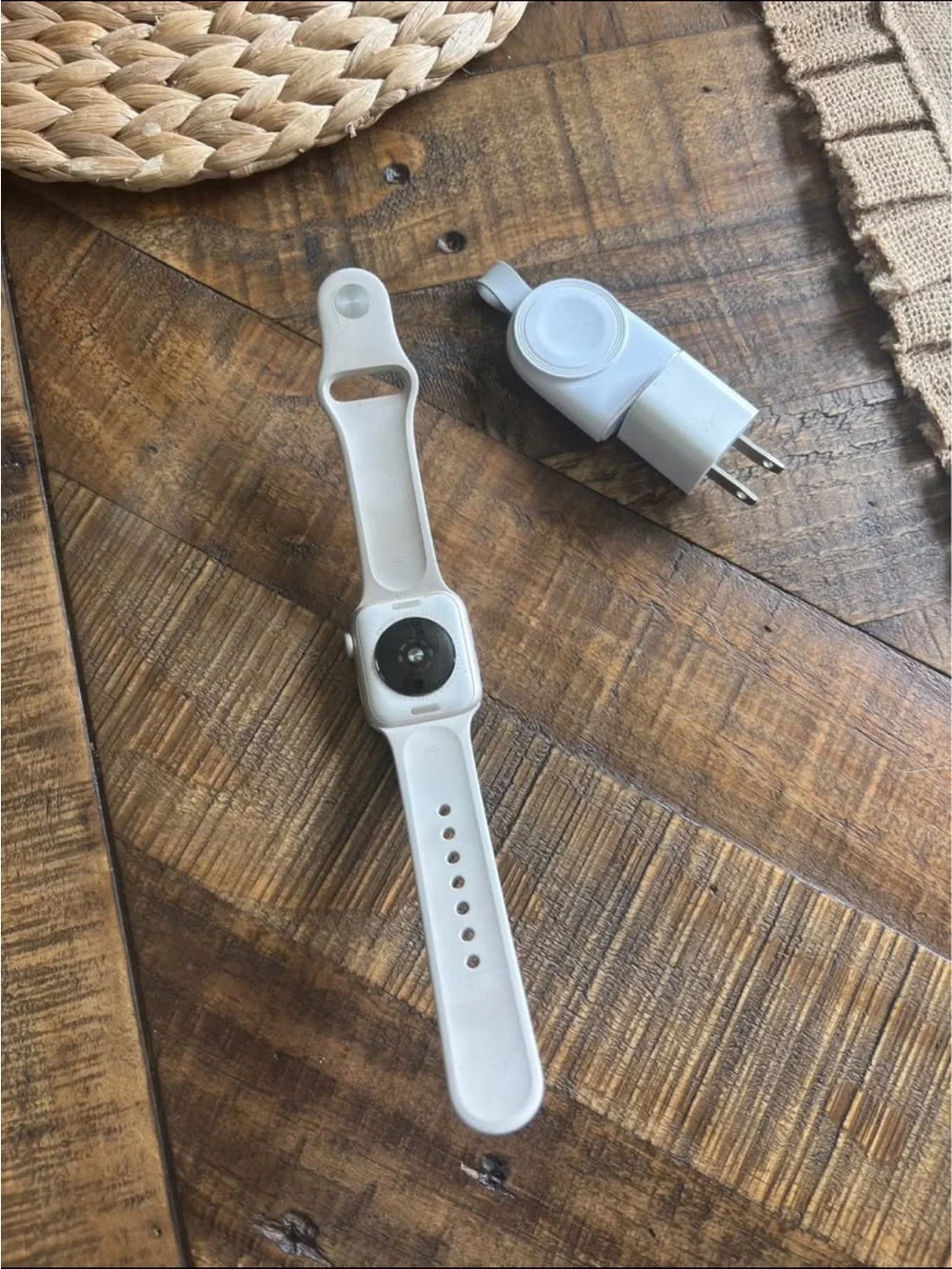 Apple Watch SE (2nd Gen) Starlight Aluminum with Starlight Sport Band